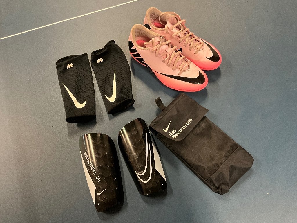 Nike Mercurial voetbalschoenen (maat 35) + scheenbeschermers, Sport en Fitness, Voetbal, Ophalen, Maat XS of kleiner, Schoenen