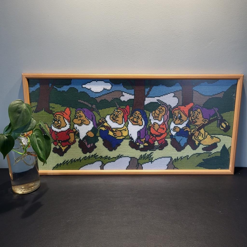 Borduurwerk Sneeuwwitje's 7 dwergen 62x30 cm., Hobby en Vrije tijd, Borduren en Borduurmachines, Ophalen of Verzenden, Gebruikt