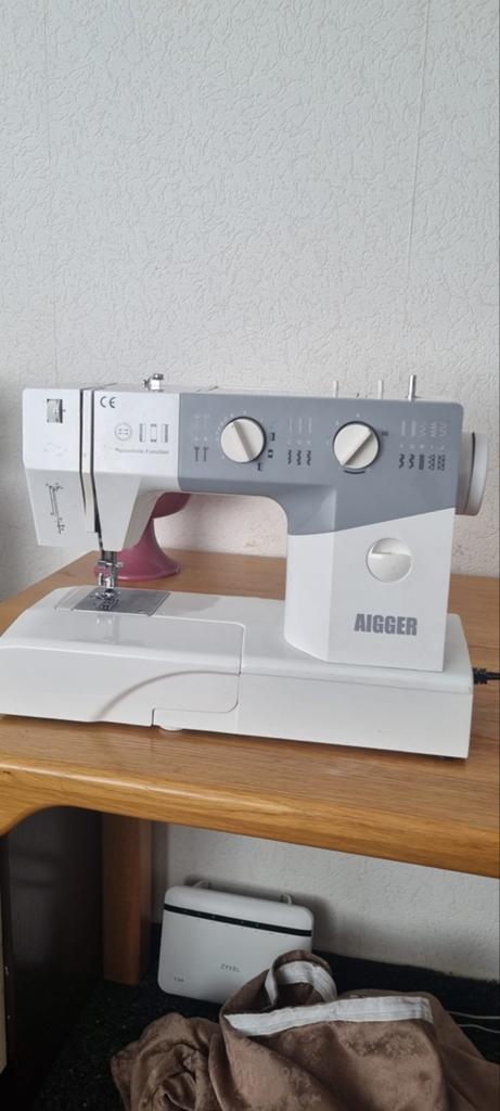 AIGGER Naaimachine - Zo goed als nieuw, Hobby en Vrije tijd, Naaimachines en Toebehoren, Ophalen of Verzenden, Zo goed als nieuw