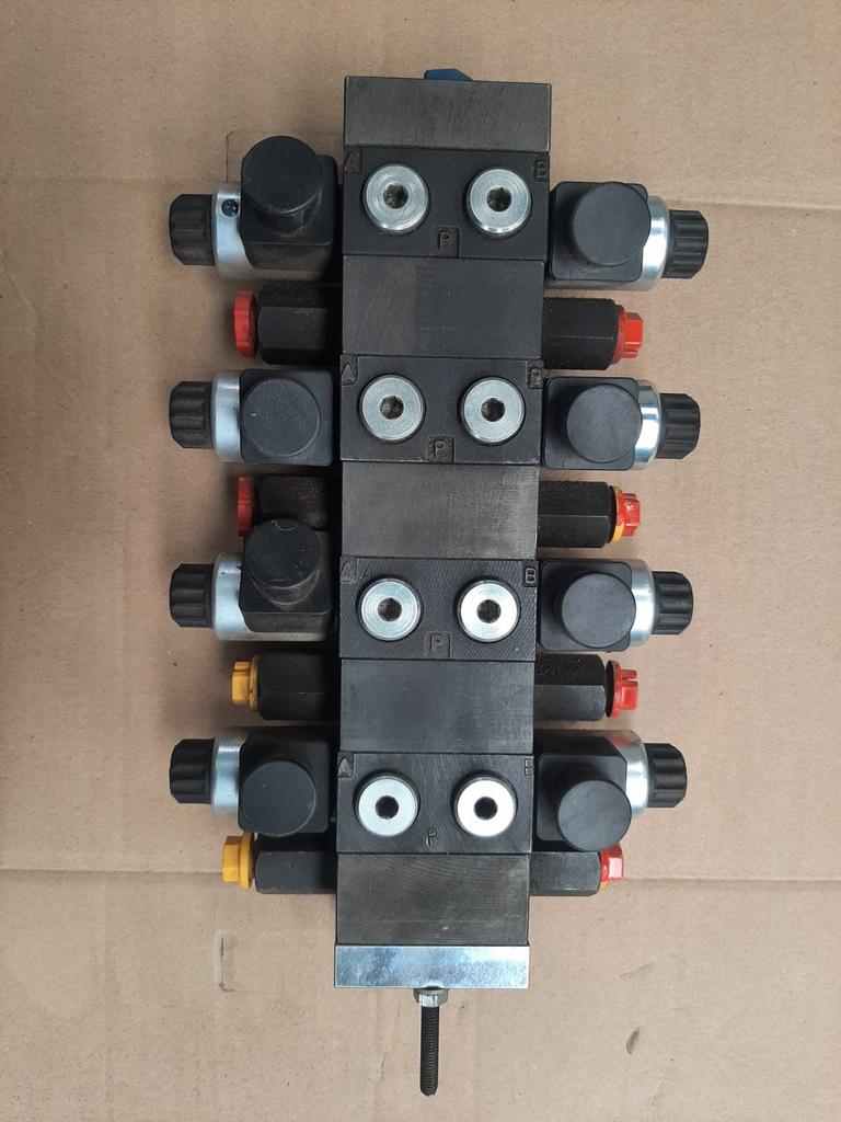 Hydraulisch ventielblok 4-secties - Gebruikt, Ophalen of Verzenden