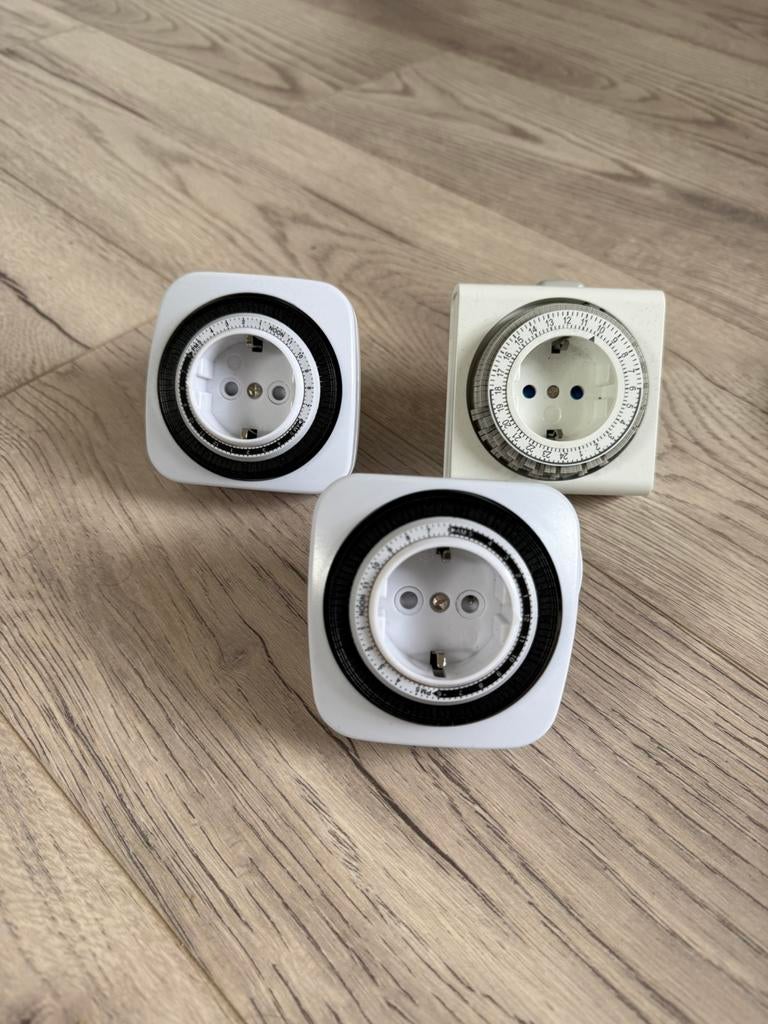 3x tijdschakelaar stopcontacten, Ophalen of Verzenden, Zo goed als nieuw, Metaal of Aluminium