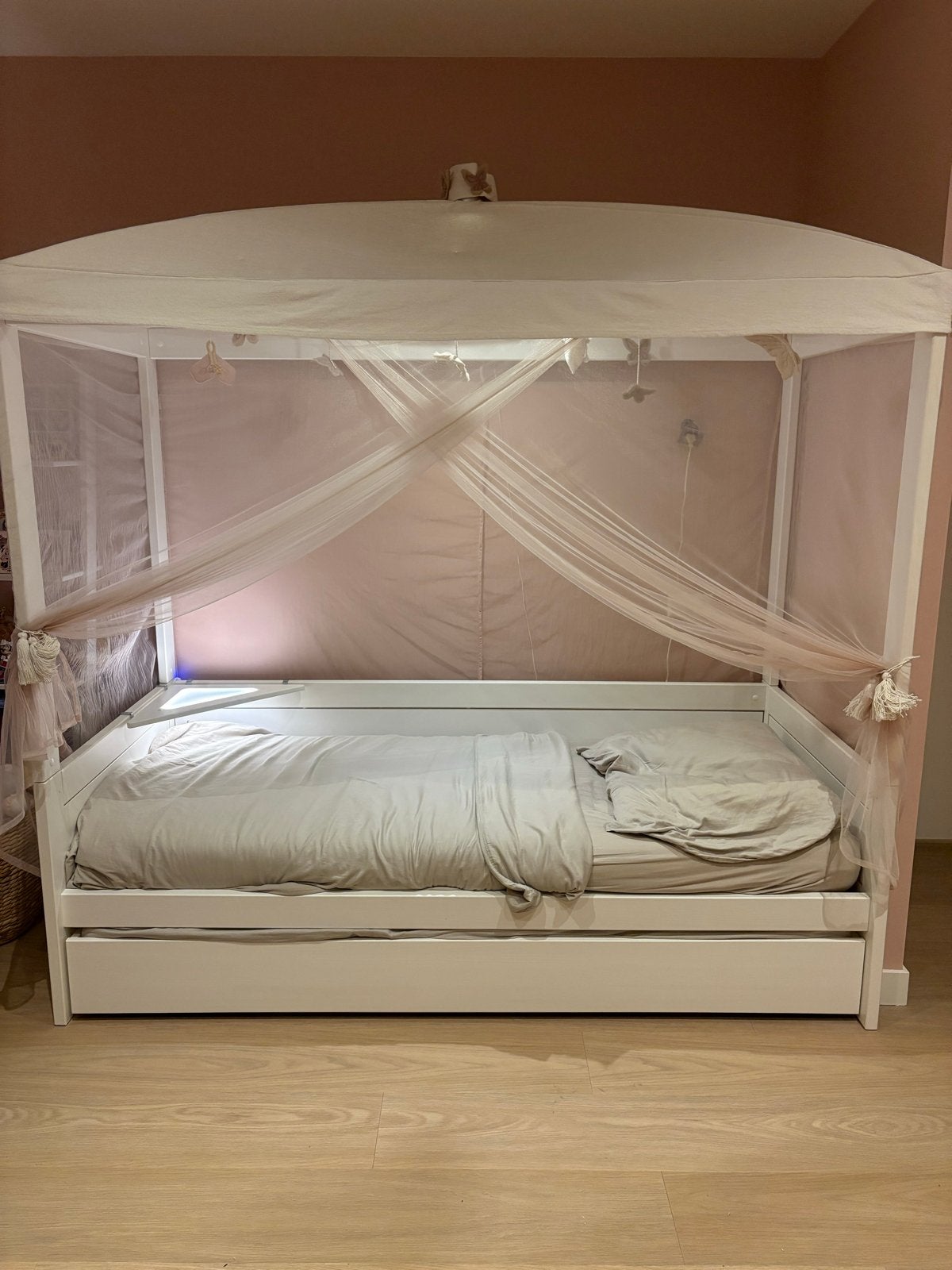 Hemelbed met uittreklade en 2 luxe pocketvering matrassen, Huis en Inrichting, Ophalen, 90 cm, Eenpersoons, Wit