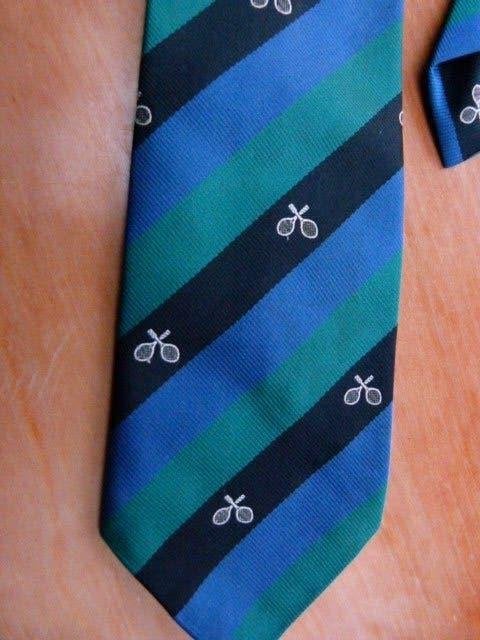 Gestreepte stropdas tennis blauw groen Excellent, Overige kleuren, Ophalen of Verzenden, Zo goed als nieuw, Met patroon