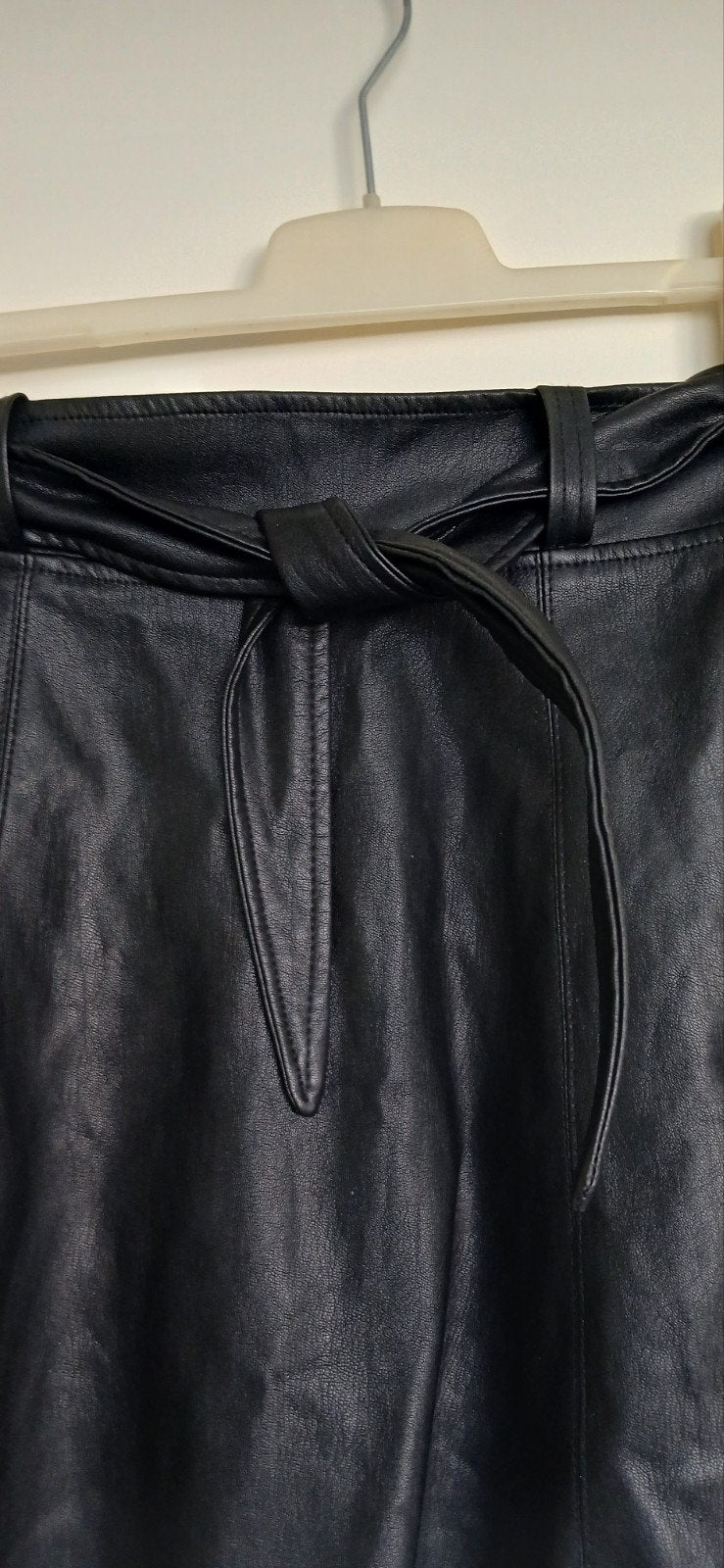 VERO MODA leuke lederlook rok mt 36 met censtuur strik, Kleding | Dames, Rokken, Zwart, Ophalen of Verzenden, Maat 36 (S), VERO MODA