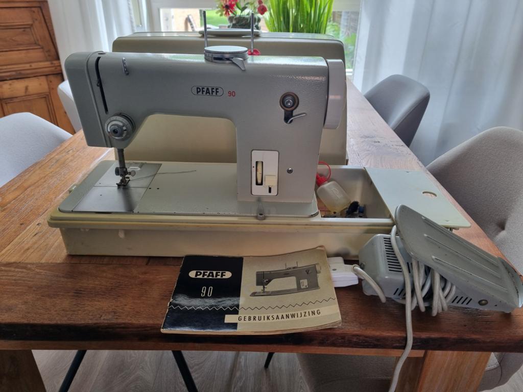 Pfaff 90 Naaimachine met handleiding en accessoires, Ophalen of Verzenden, Gebruikt, Naaimachine, Pfaff