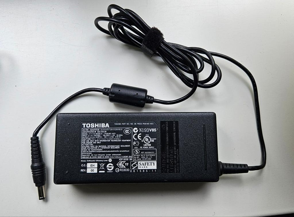 Laptop   Adaptor/ oplader Toshiba  19V     4.74A, Computers en Software, Laptop-opladers, Ophalen of Verzenden, Nieuw