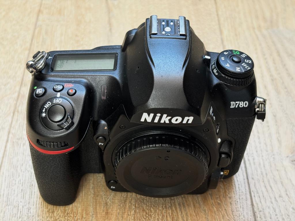 Nikon D780 - 52798 clicks - 3 accus - siliconenhoesje, Audio, Tv en Foto, Fotocamera's Digitaal, Spiegelreflex, Ophalen of Verzenden