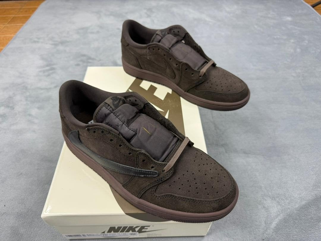 Jordan 1 Retro Low OG SP Travis Scott 'Velvet Brown', Ophalen of Verzenden, Nieuw, Jongen of Meisje, Schoenen