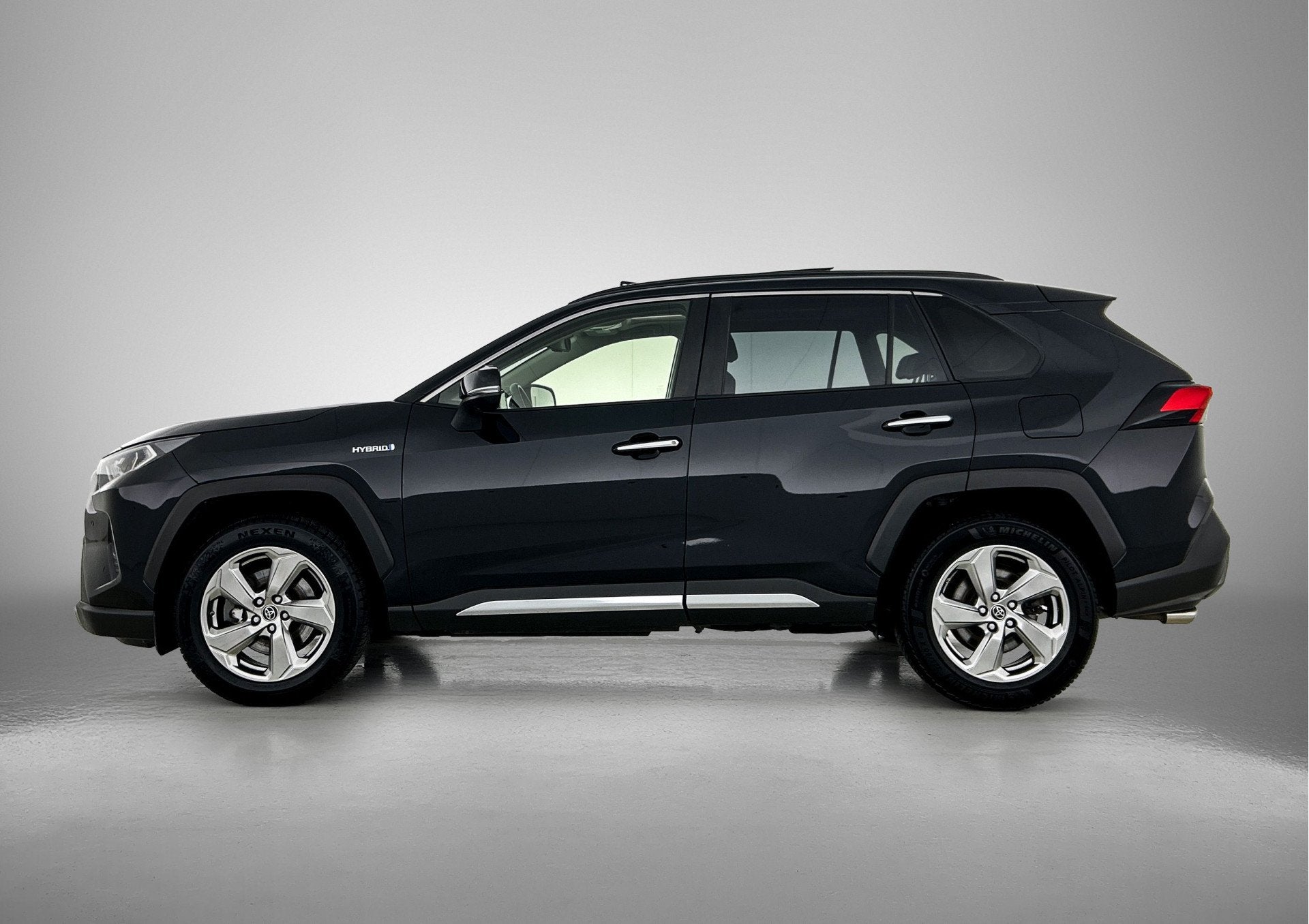 Toyota RAV4 2.5 Hybrid Executive | JBL | Elektrisch glazen p, 12 maanden, Gebruikt, 4 cilinders, Zwart