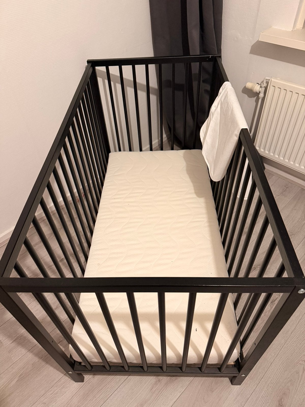 Zwarte ledikant + Matras(beschermer), Kinderen en Baby's, Ophalen of Verzenden, Zo goed als nieuw
