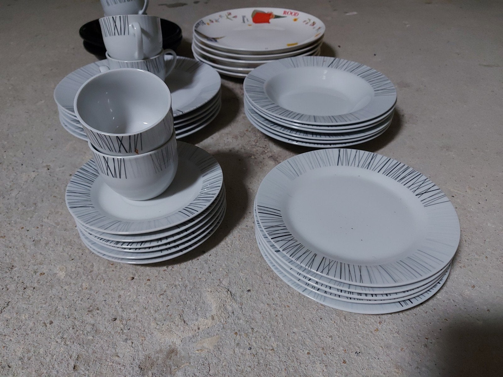 Servies set: 12 borden, 6 kommen, 6 kopjes en schotels, Huis en Inrichting, Ophalen, Gebruikt, Overige stijlen, Porselein