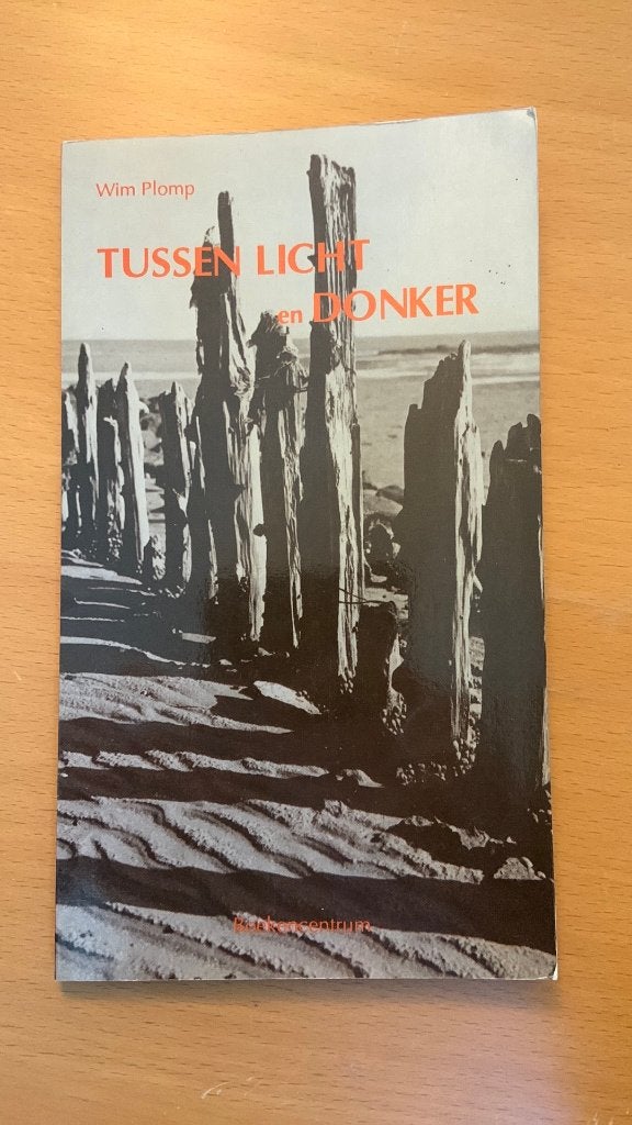 Tussen licht en donker - Wim Plomp, Ophalen of Verzenden, Zo goed als nieuw