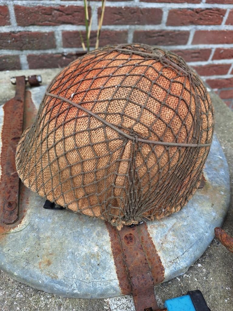 Militair helm met net, Ophalen of Verzenden, Landmacht, Nederland, Helm of Baret