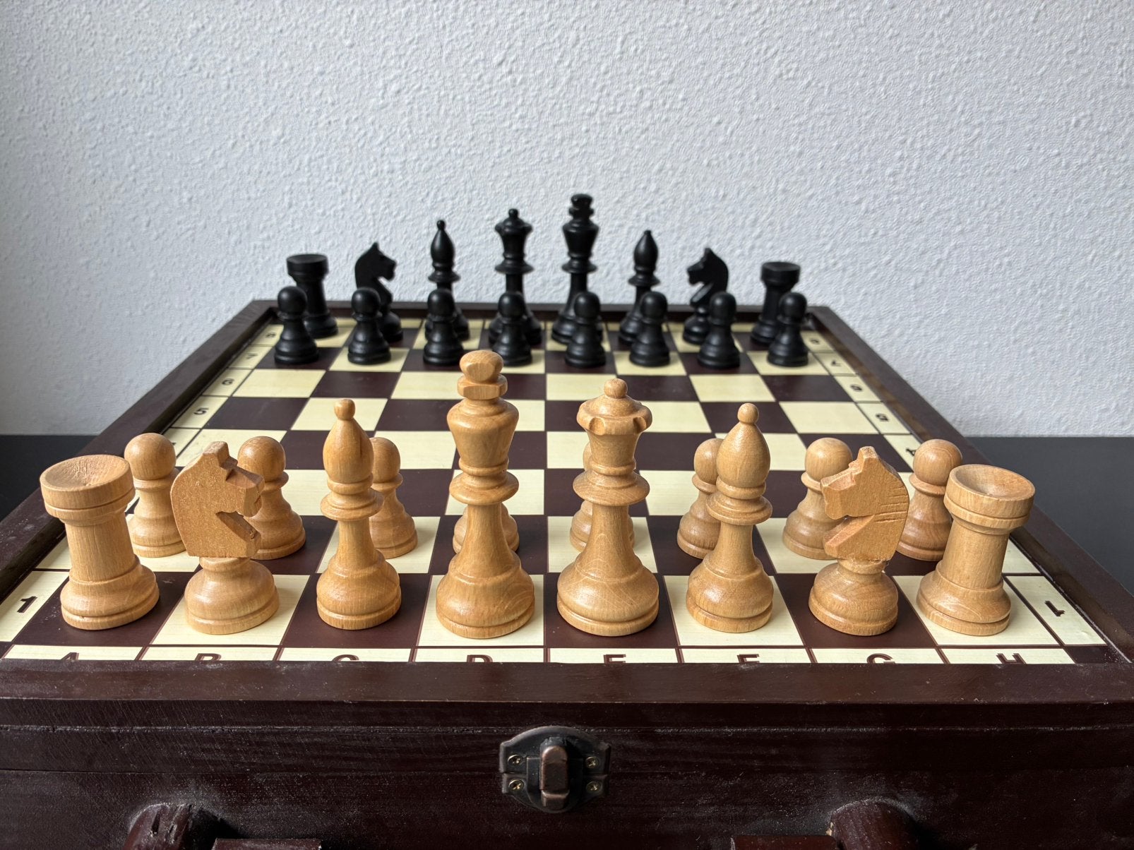 Schaakkist (36/36/9 cm) met houten schaakstukken K82 mm., Hobby en Vrije tijd, Gezelschapsspellen | Bordspellen, Ophalen of Verzenden