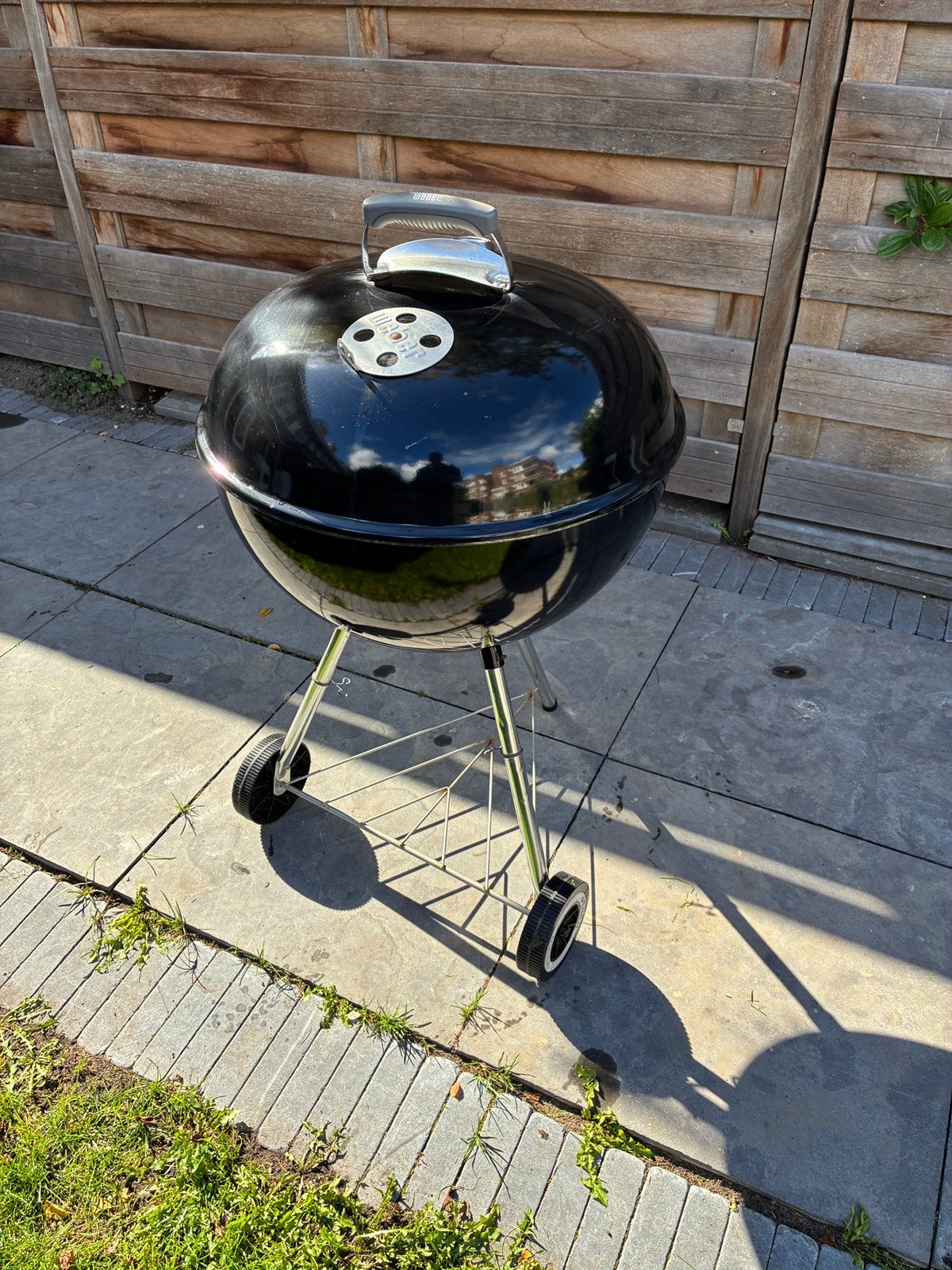 Weber kettle houtskool-bbq, Tuin en Terras, Ophalen, Zo goed als nieuw