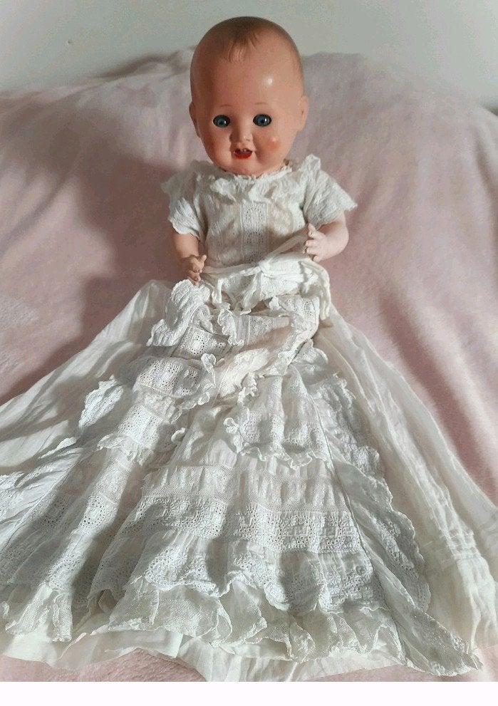Antieke babypop met even oud kleedje, Ophalen of Verzenden, Zo goed als nieuw, Pop
