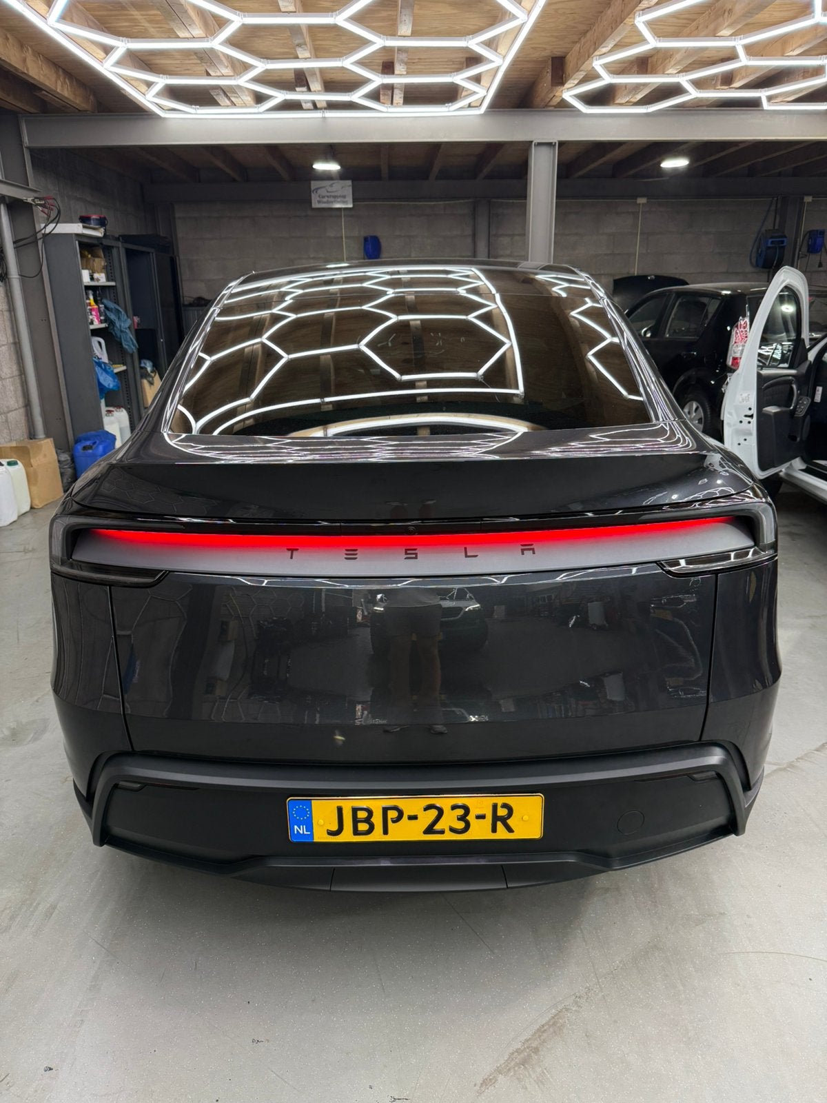 Tesla MY STEALTH GREY | WIT INT.| BTW | 2025-BIJ. | 7.600 KM, Auto's, Automaat, Achterwielaandrijving, 24 min, Origineel Nederlands
