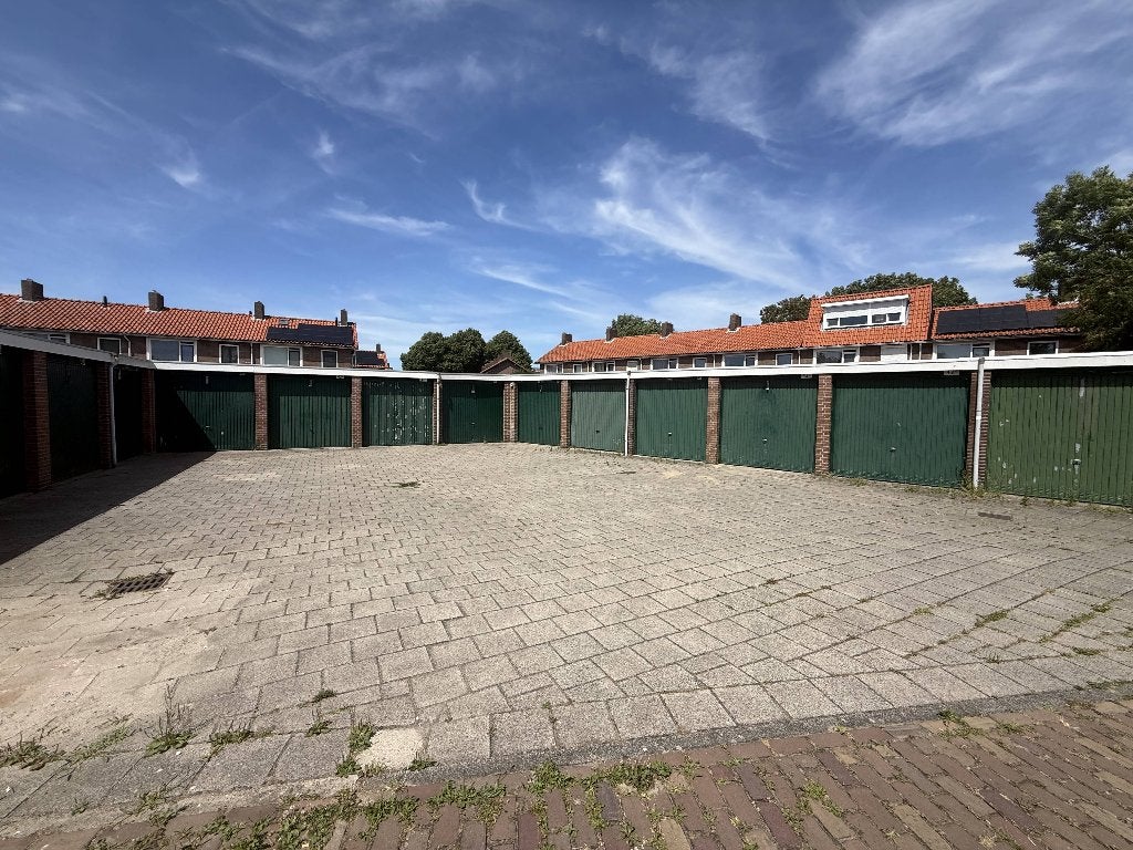 NAALDWIJK: GARAGEBOX TE KOOP IN VERHUURDE STAAT, Zuid-Holland