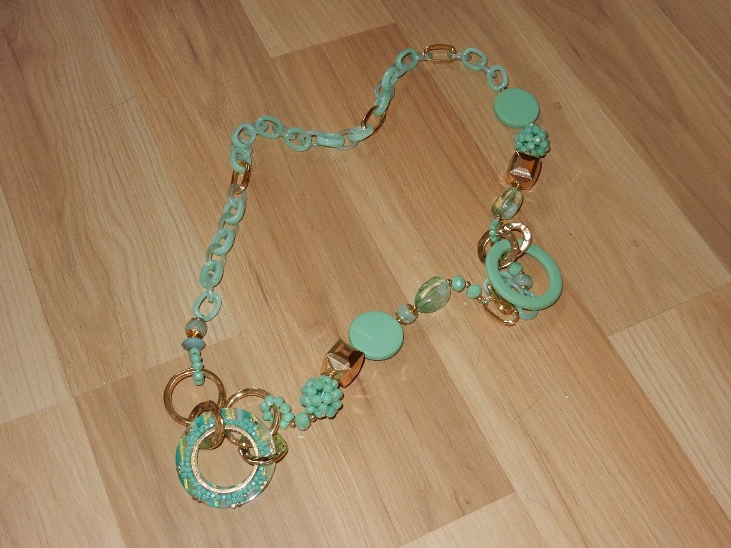 Opvallende Mintgroene ketting te koop, schakels en hanger., Met hanger, Kunststof, Nieuw, Ophalen of Verzenden