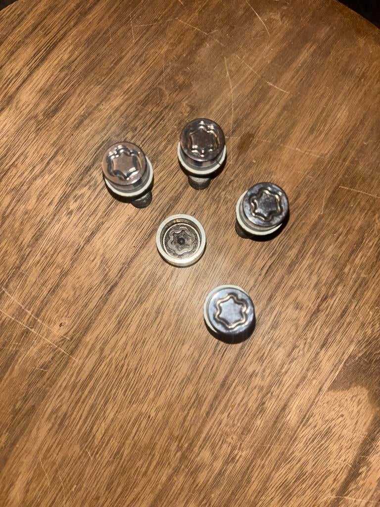 McGard slotbouten set (4 bouten + 1 sleutel), Auto-onderdelen, Klein materiaal, Universele onderdelen, Gebruikt, Ophalen of Verzenden