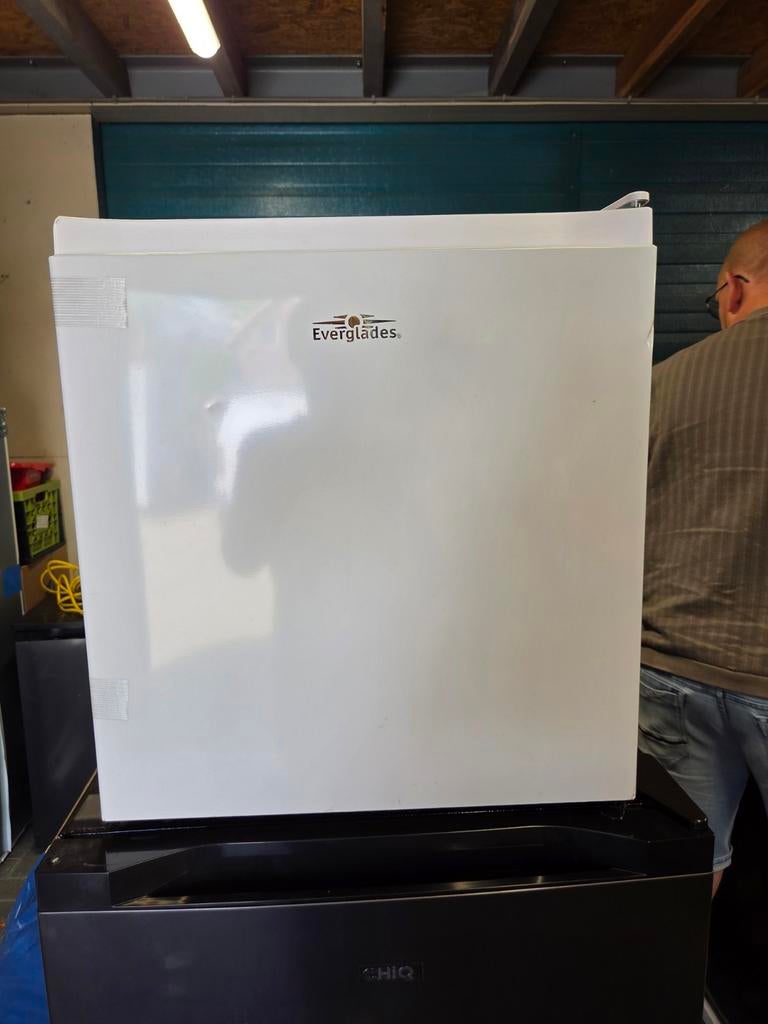 Everglades mini koelkast met vriesvak - Nieuw met deukje, Minder dan 85 cm, Nieuw, Ophalen of Verzenden, Minder dan 75 liter