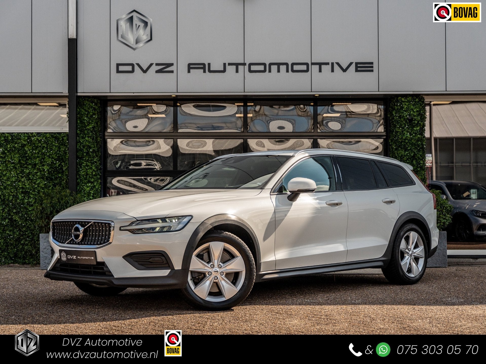 Volvo V60 Cross Country 2.0 T5 AWD Pro, Auto's, Automaat, Gebruikt, Zwart, Wit