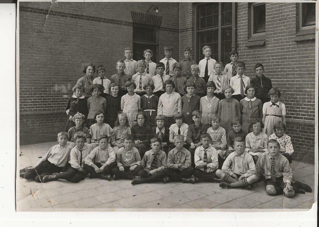 Westland Schooljuf met klas op de speelplaats Klassenfoto, Ophalen of Verzenden, 1920 tot 1940, Ongelopen, Zuid-Holland
