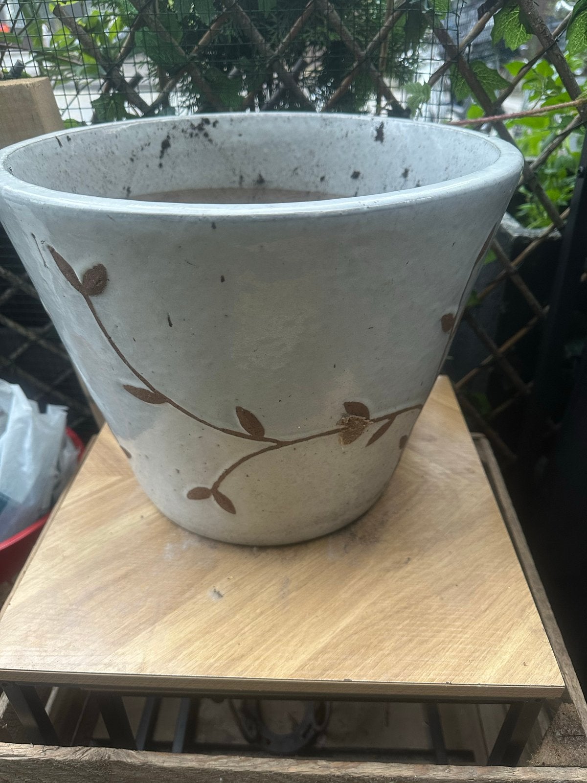Mooie gebruikte bloempot met bladmotief, Ophalen, Gebruikt, 40 cm of meer, Rond