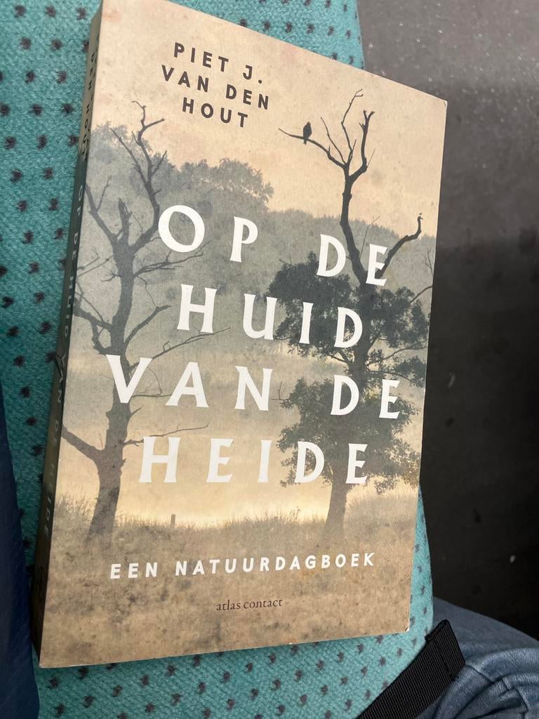 Op de Huid van de Heide - Natuurdagboek van Piet J. van den, Ophalen of Verzenden, Zo goed als nieuw, Natuur algemeen
