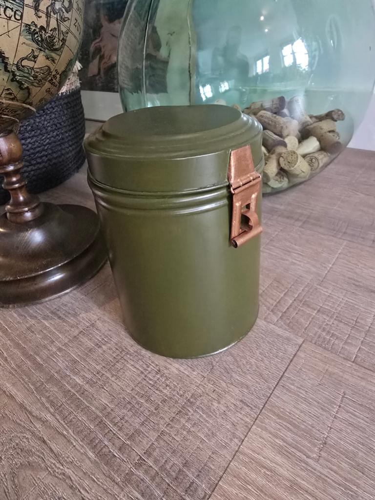 antieke olijfgroene metalen bus met een koperkleurige slot, Ophalen of Verzenden, Overige