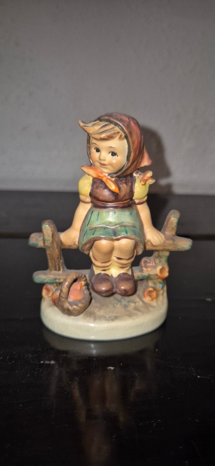 Vintage Hummel beeldje: Meisje aan hek, Goebel 112 3/0, Ophalen