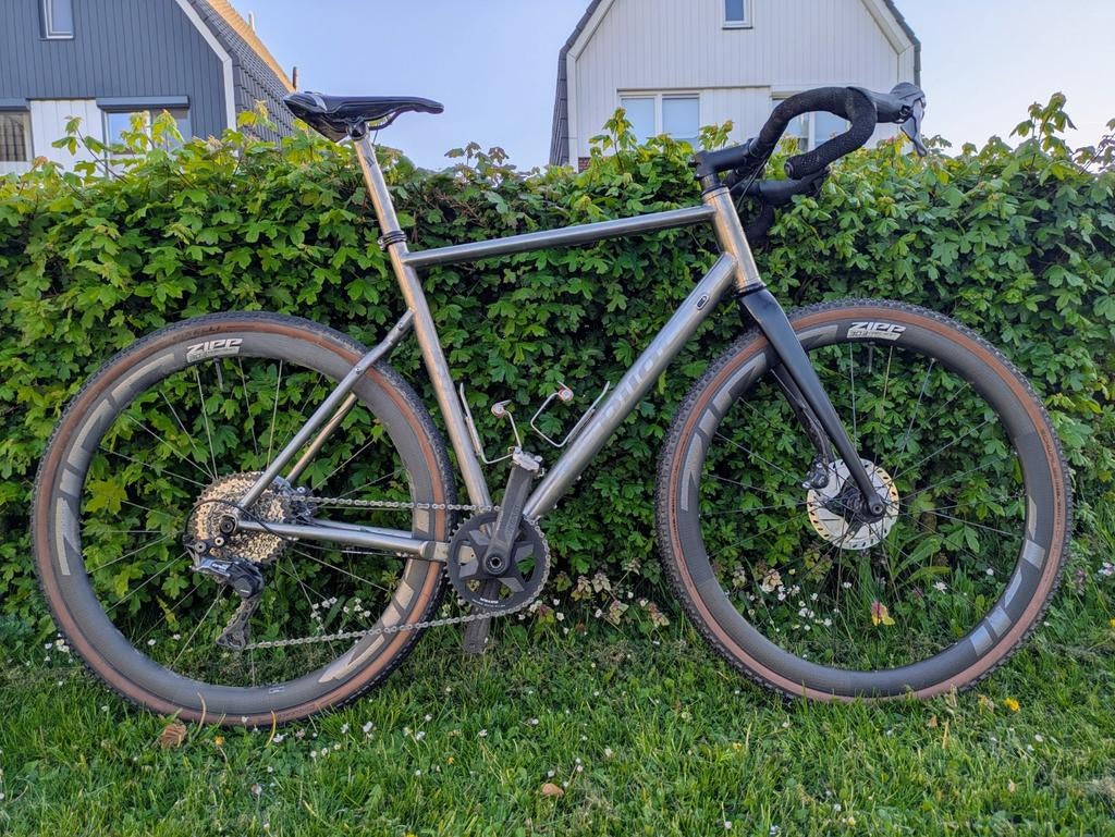 Pilot Scram | titanium gravelbike met upgrades, 28 inch, 10 tot 15 versnellingen, 57 tot 61 cm, Schijfrem