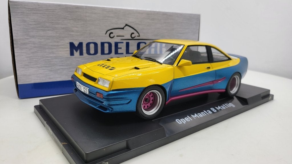 Opel Manta B Mattig Yellow/Blue 1:18, Overige merken, MCG, Auto, Nieuw