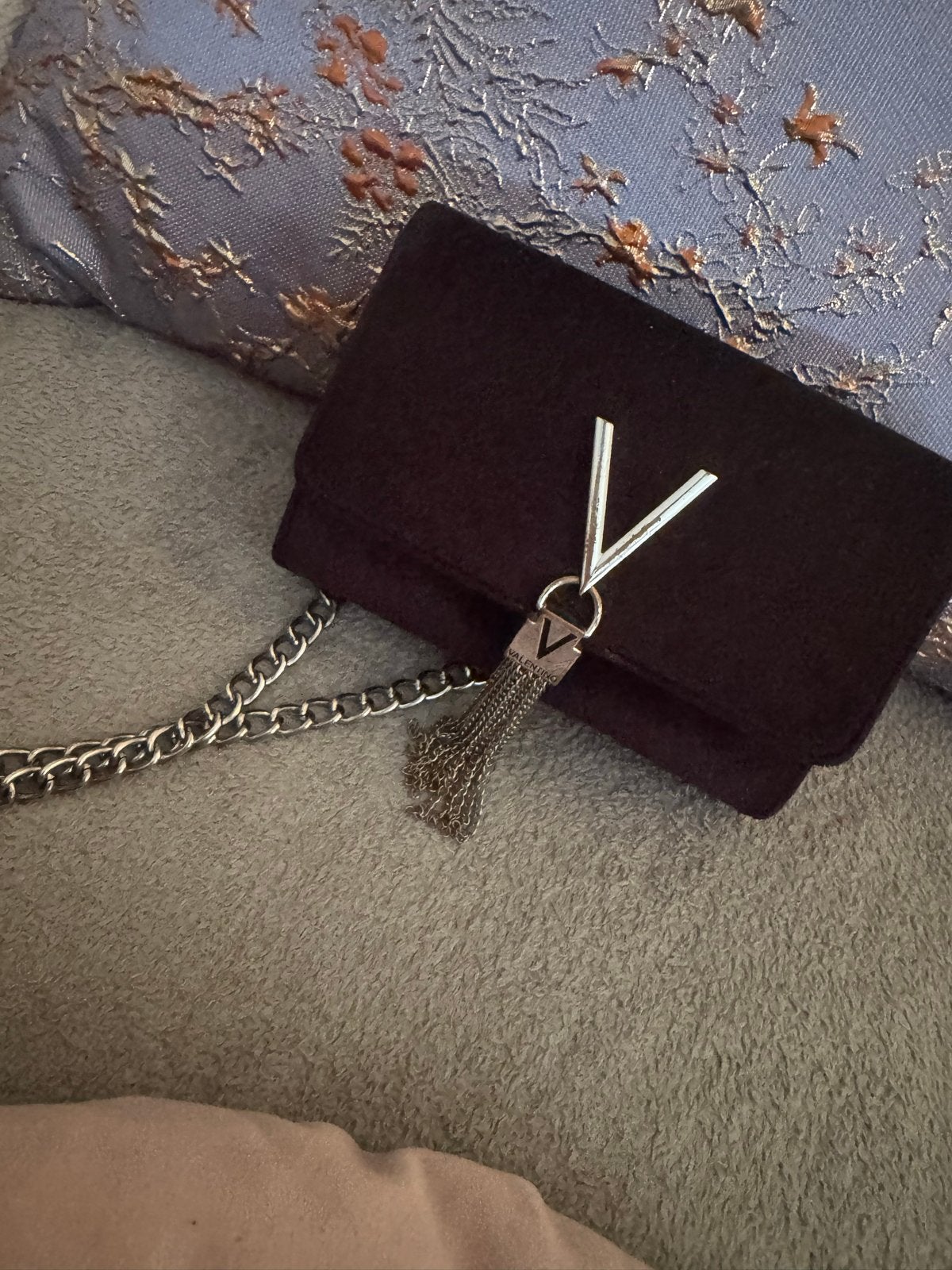Valentino Garavani fluwelen schoudertasje, Sieraden, Tassen en Uiterlijk, Tassen | Damestassen, Ophalen, Zo goed als nieuw, Paars