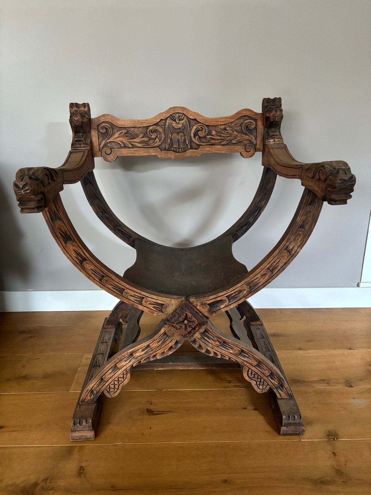 Antieke Savonarola stoel met houtsnijwerk en leeuwenkoppen, Antiek en Kunst, Antiek | Meubels | Stoelen en Banken, Ophalen of Verzenden
