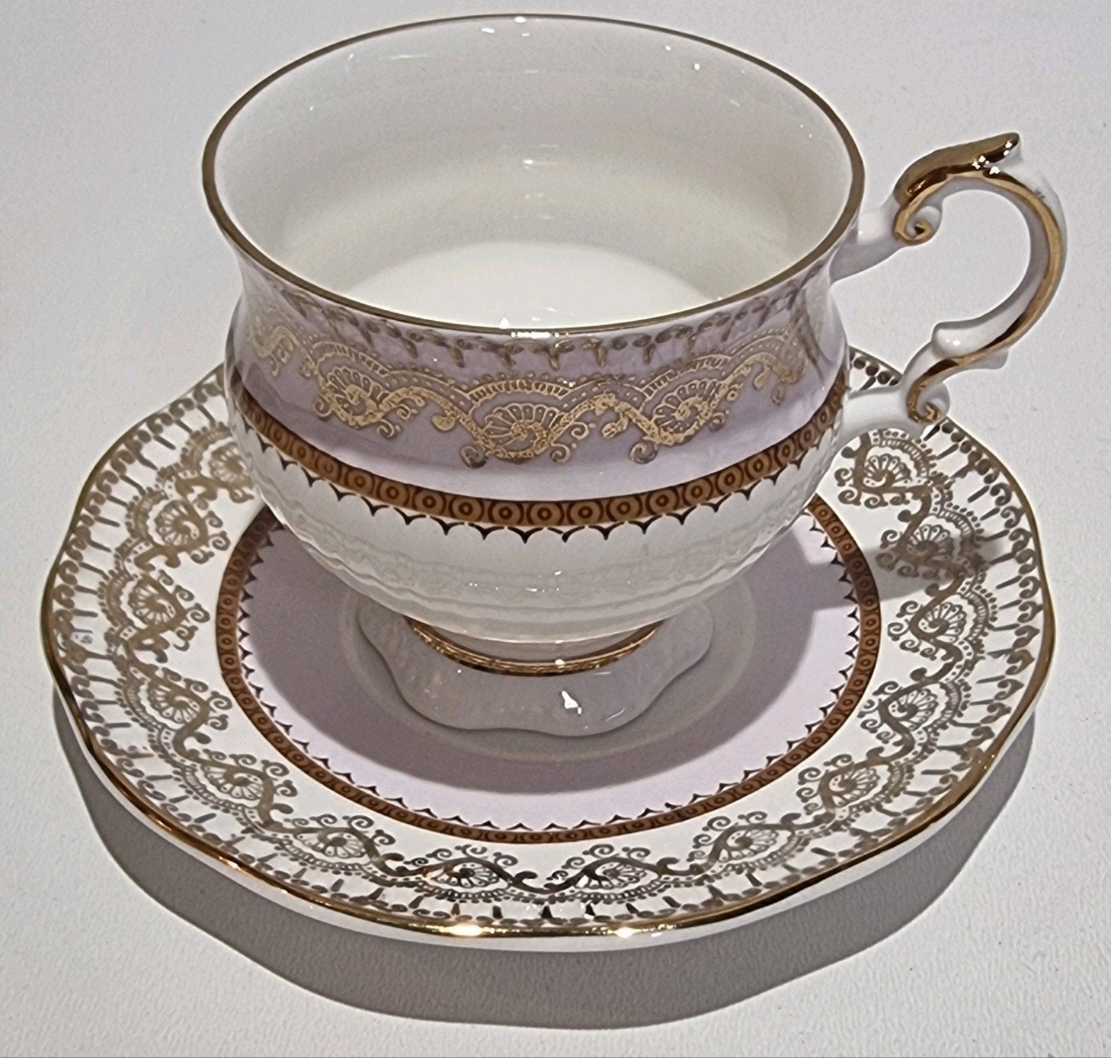 Elizabethan met roze/goud filigraanpatroon kop en schotel, Ophalen of Verzenden