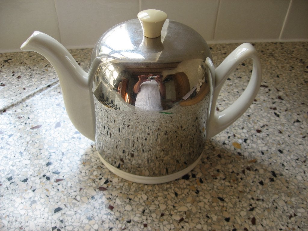 Guy degrenne salam-the theepot gebroken wit porselein bijzon, Ophalen of Verzenden, Aardewerk, Guy Degrenne, Zo goed als nieuw
