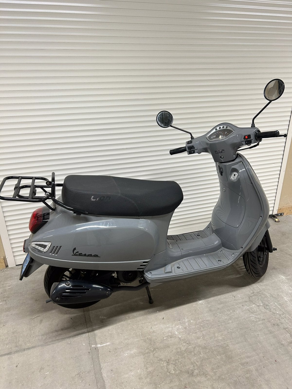 Snor scooter , lion grijs weinig kilometers, Fietsen en Brommers, Snorfietsen en Snorscooters, Ophalen, Zo goed als nieuw