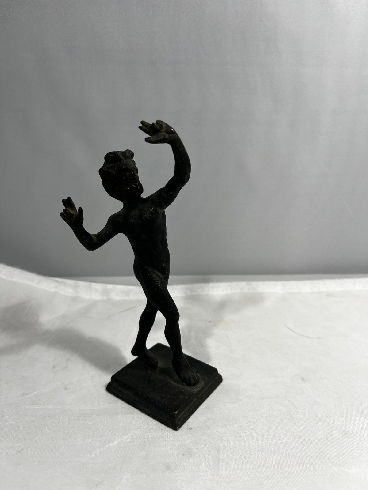 Bronzen grand tour beeldje van een Faun, Minder dan 20 cm, Ophalen of Verzenden, Beeld, Bruin