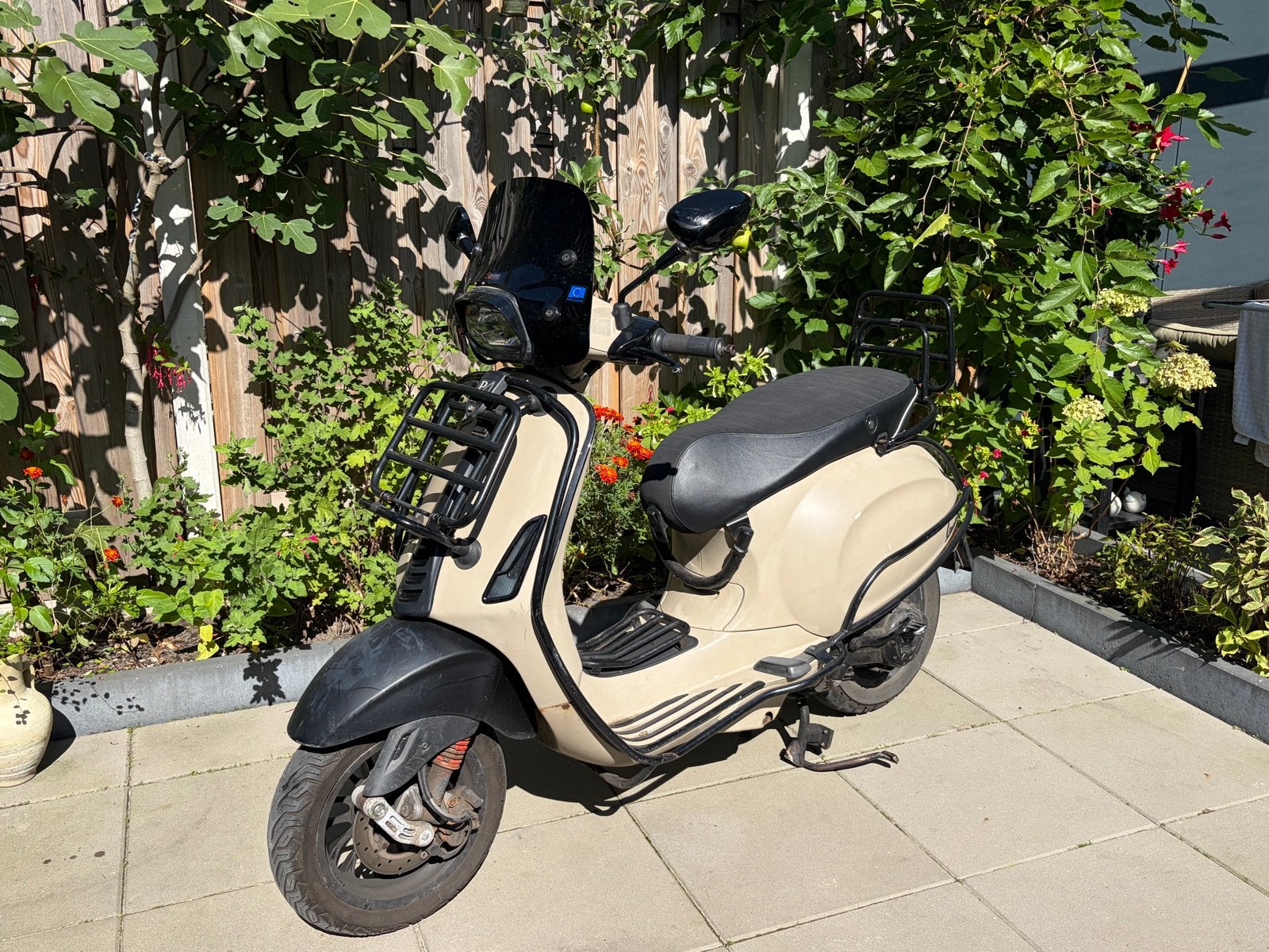 Vespa Sprint 2014 - Mat Zandkleur - Goed Onderhouden, Fietsen en Brommers, Ophalen of Verzenden, Gebruikt, Benzine, Vespa