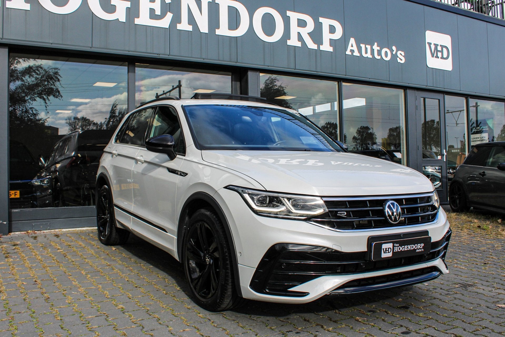 Volkswagen TIGUAN 1.5 TSI R-Line Business+ PANO HUD LEER 360, Auto's, Dealer onderhouden, 15 km/l, 4 cilinders, 150 pk