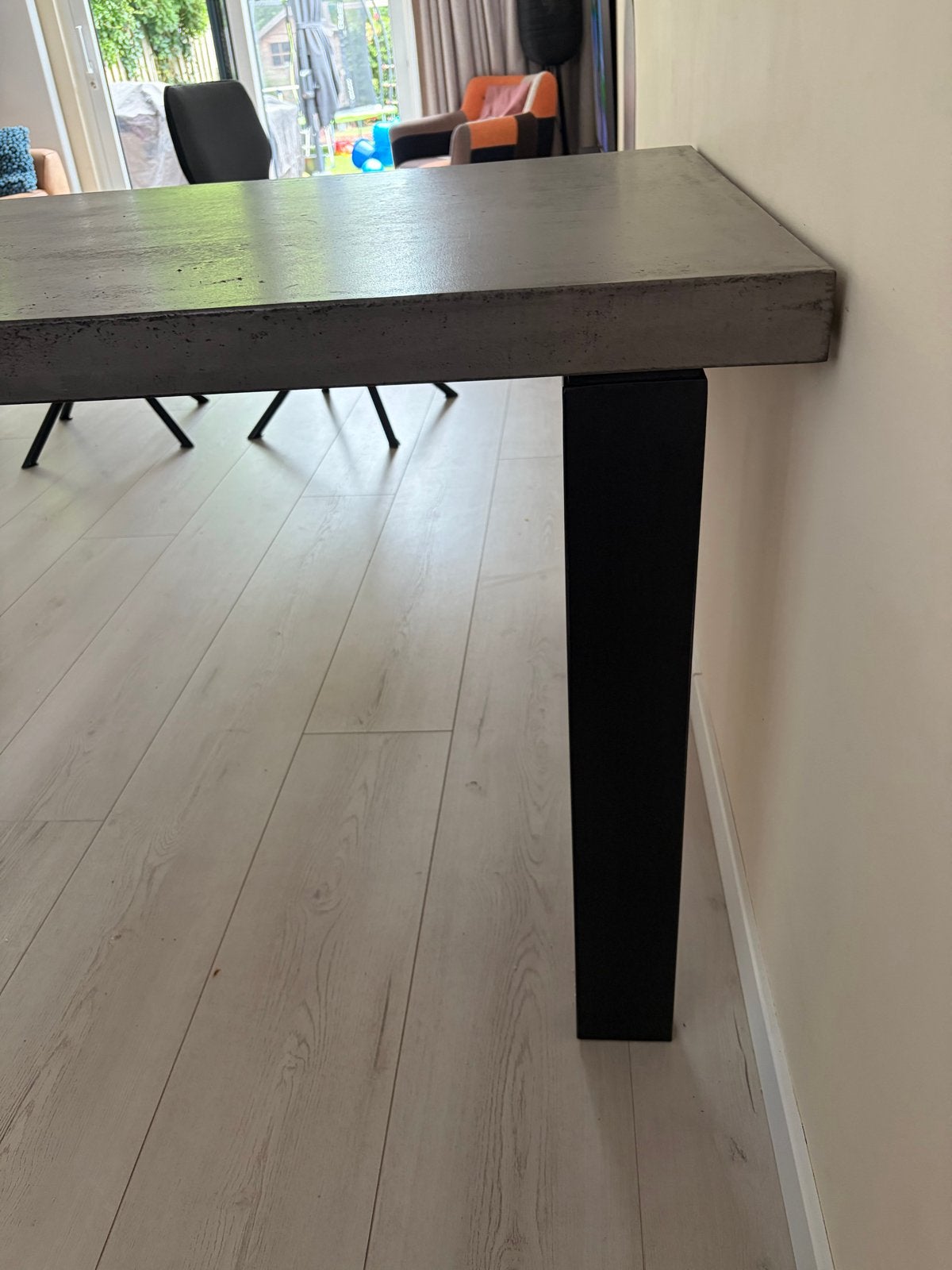 Xooon eettafel met betonnen blad en metalen poten, Huis en Inrichting, Tafels | Eettafels, Ophalen, Gebruikt, 50 tot 100 cm, Vijf personen of meer