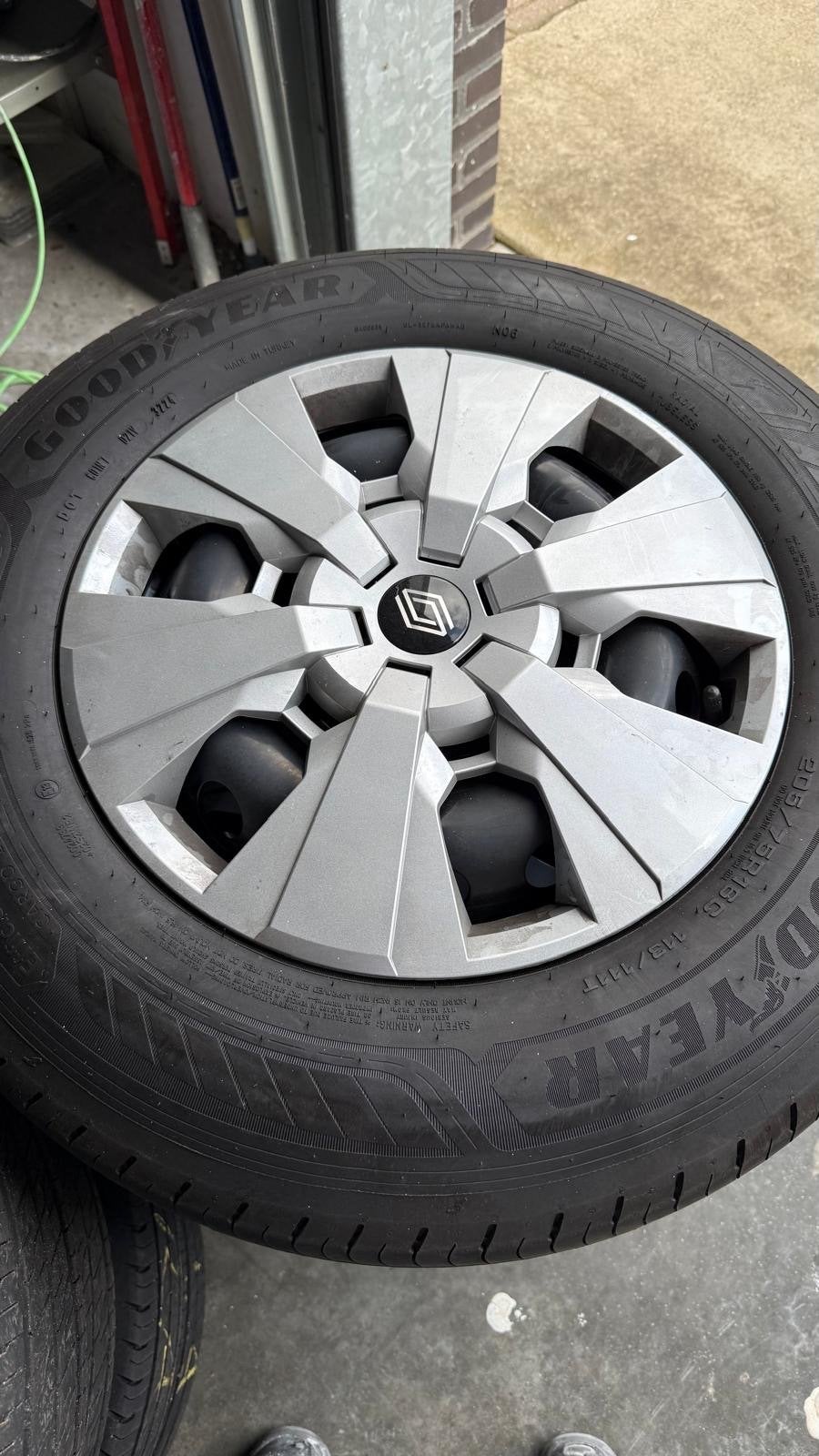 Nieuwe set Goodyear banden 2025 met Renault wieldoppen, Auto-onderdelen, Banden en Velgen, Ophalen, Bestelwagen, 16 inch, Banden en Velgen