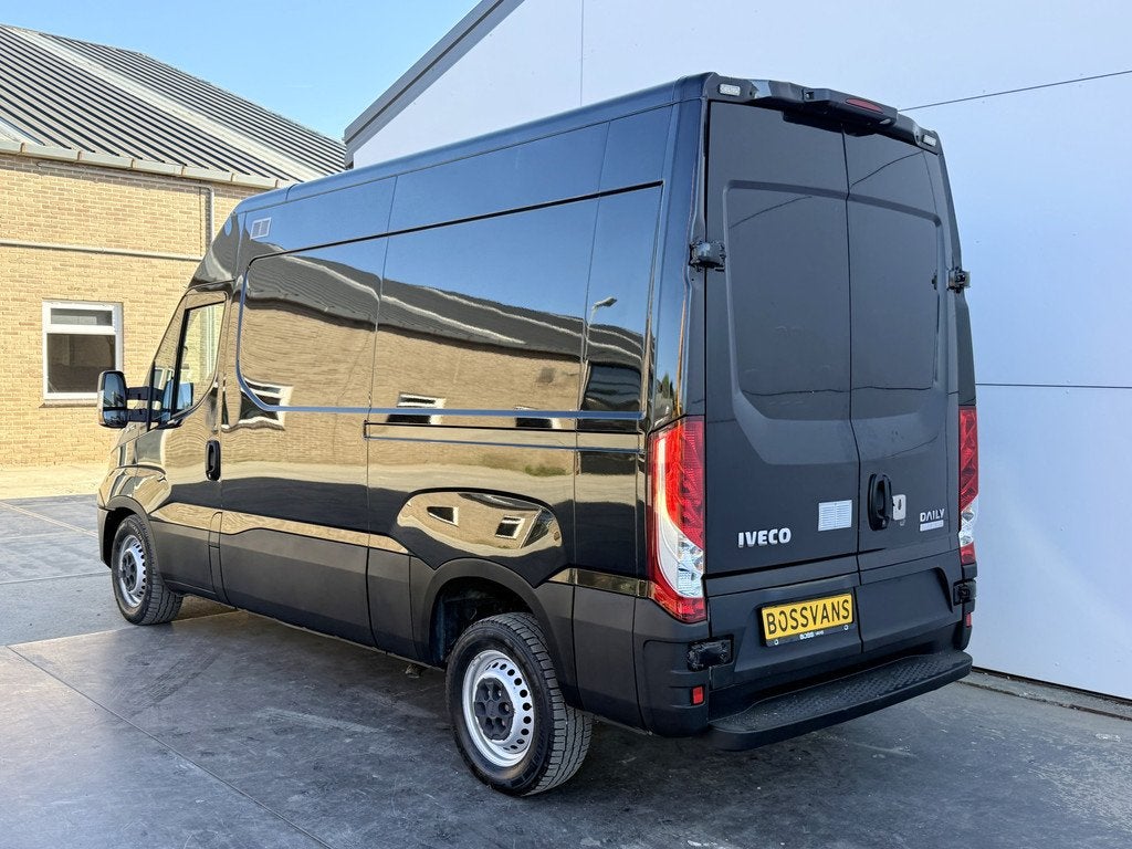 Iveco Daily 35S16 2.3 Automaat L2H2 Airco Cruise Control Nav, Auto's, Automaat, Achterwielaandrijving, Gebruikt, Zwart