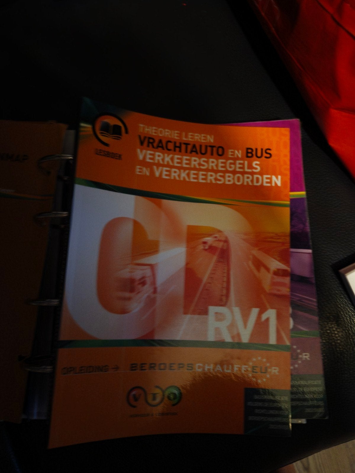 Vrachtauto en Bus Theorieboeken + Examentraining, Ophalen, Zo goed als nieuw, MBO, VTO, VERJO bv