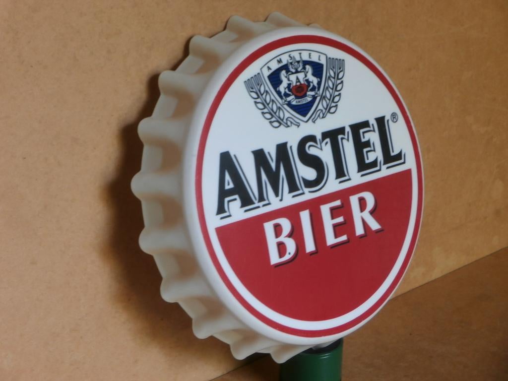 Amstel bordje bier dop wandbord vorm bierdop kroonkurk 33cm, Verzamelen, Biermerken, Ophalen of Verzenden, Zo goed als nieuw, Reclamebord, Plaat of Schild