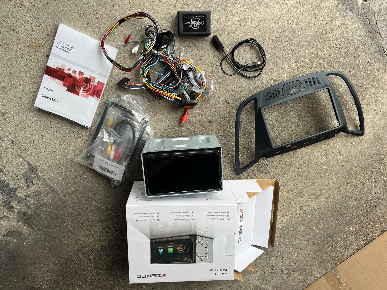 Zenec DAB+ Autoradio CarPlay/Android Auto Ford C-Max, Auto diversen, Ophalen of Verzenden, Zo goed als nieuw