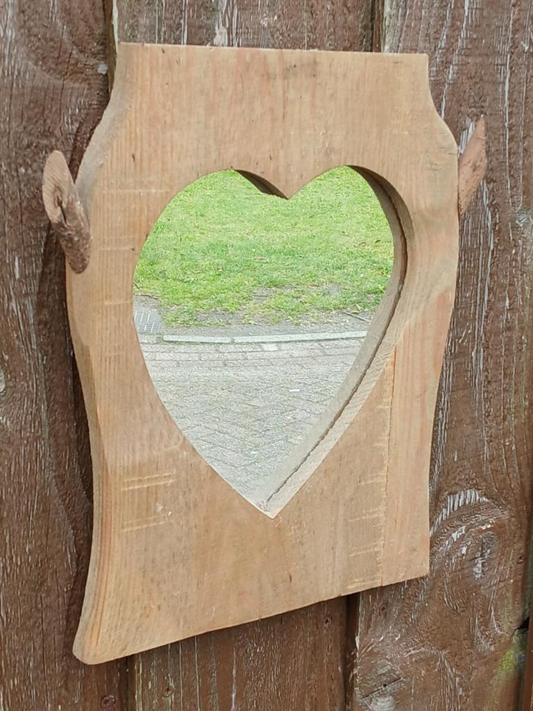 Houten spiegel met hartvormige uitsnede, Huis en Inrichting, Woonaccessoires | Spiegels, Ophalen of Verzenden