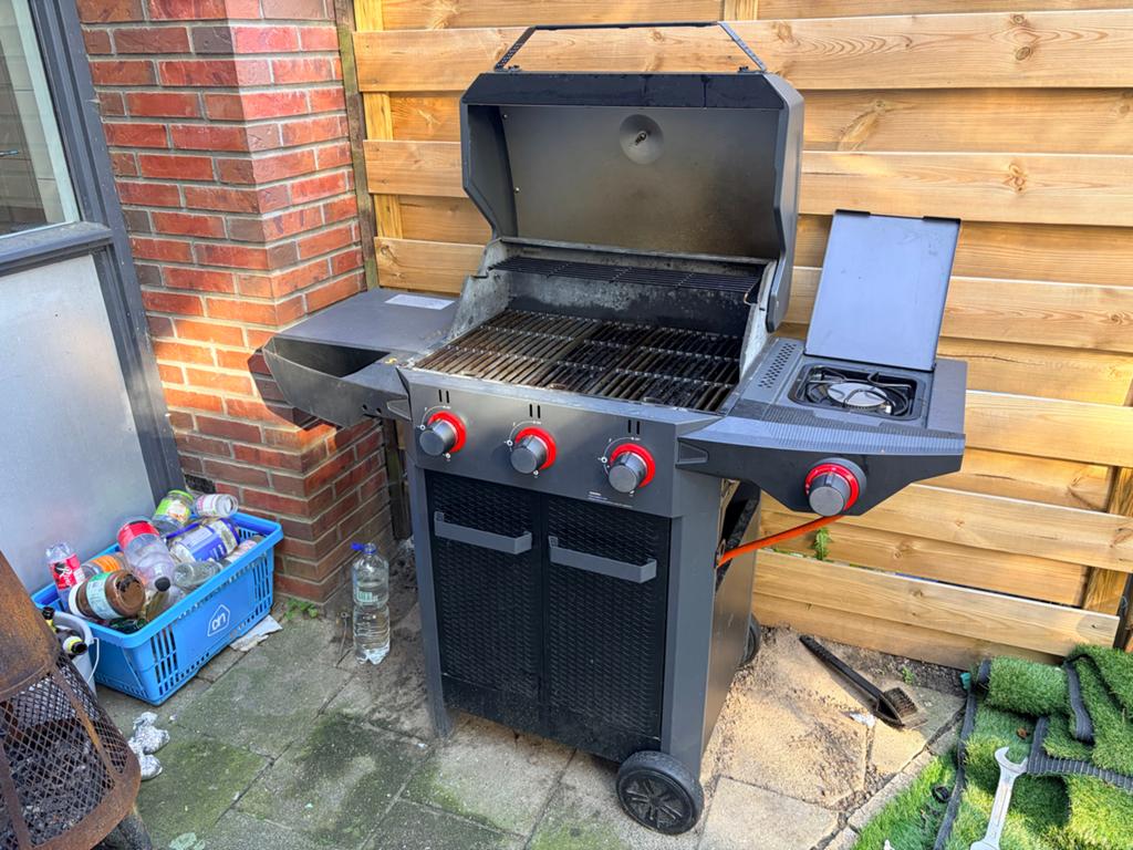 Tenneker Gas BBQ met 3 branders en zijbrander, RVS, Tuin en Terras, Ophalen, Zo goed als nieuw