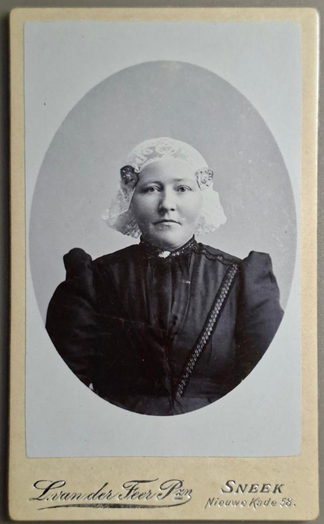 301 cdv jonge vrouw klederdracht Sneek fotogrf van der Feer, Ophalen of Verzenden, Voor 1940, Zo goed als nieuw, Klederdracht